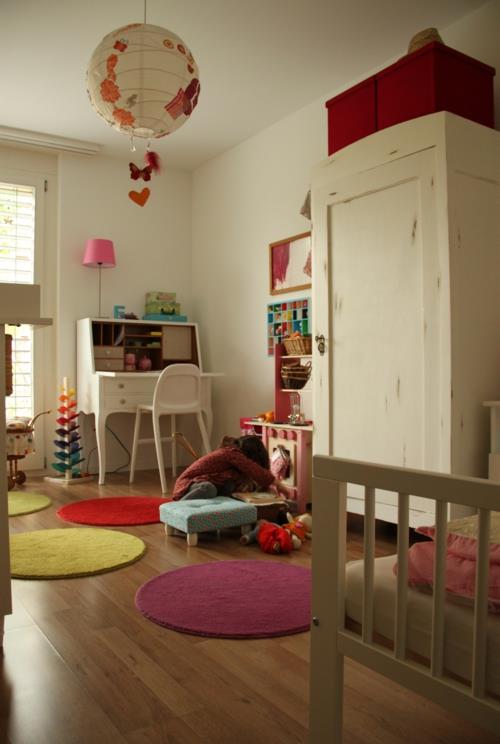 Κοριτσίστικο υπνοδωμάτιο σε shabby chic στιλ παλιά ντουλάπα