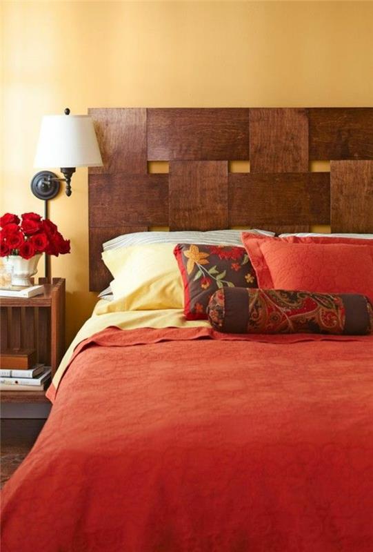 κρεβατοκάμαρα σχεδιασμός πλαίσιο κρεβατιού σκούρο ξύλο κεφαλάρι κόκκινα τριαντάφυλλα