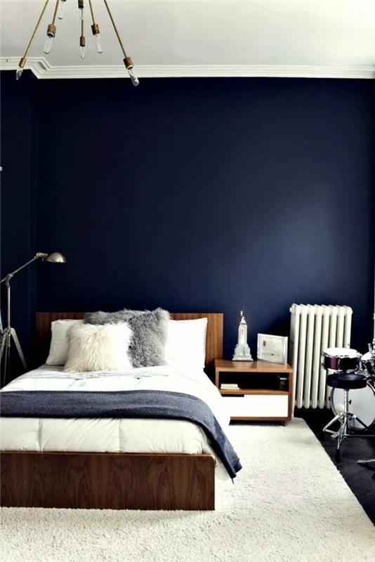 σχεδιασμός κρεβατοκάμαρας μπλε χρώμα τοίχου και γκρι σεντόνι σε συνδυασμό με λευκό χαλί