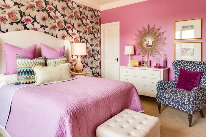 σχεδιασμός κρεβατοκάμαρας έγχρωμη προφορά τοίχου λουλουδάτο μοτίβο ροζ χρώμα τοίχου λευκά έπιπλα