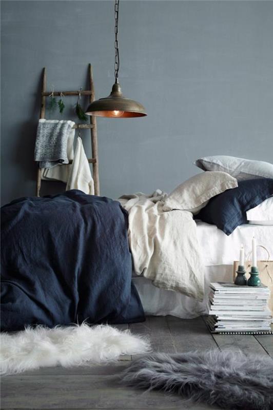 υπνοδωμάτιο σχεδιασμός γκρι τοίχο χρώμα μπλε κλινοσκεπάσματα και λευκές πινελιές
