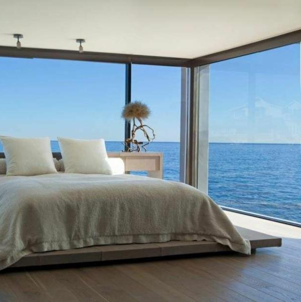 υπνοδωμάτιο σχεδιασμός λευκό κρεβάτι με θέα στη θάλασσα