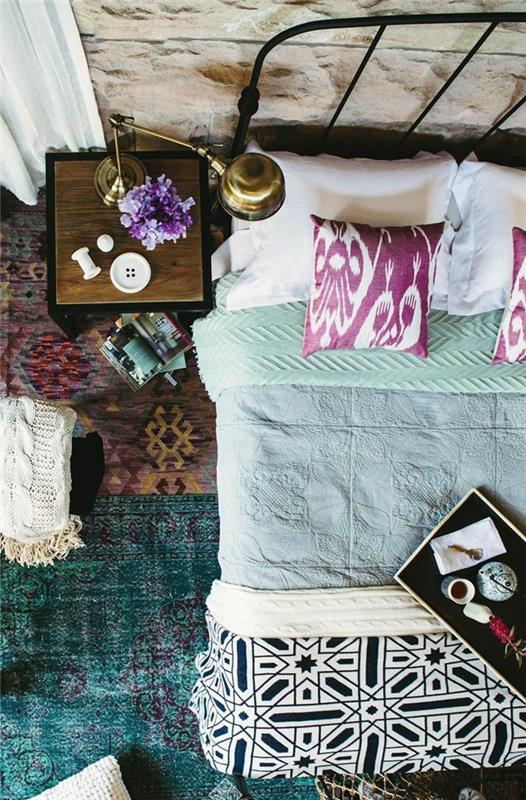 κρεβατοκάμαρα σχέδιο μεταλλικό κρεβάτι με σχέδια πολύχρωμα υφάσματα