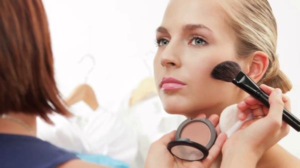 συμβουλές μακιγιάζ βούρτσα σε σκόνη αστάρι φροντίδας του δέρματος