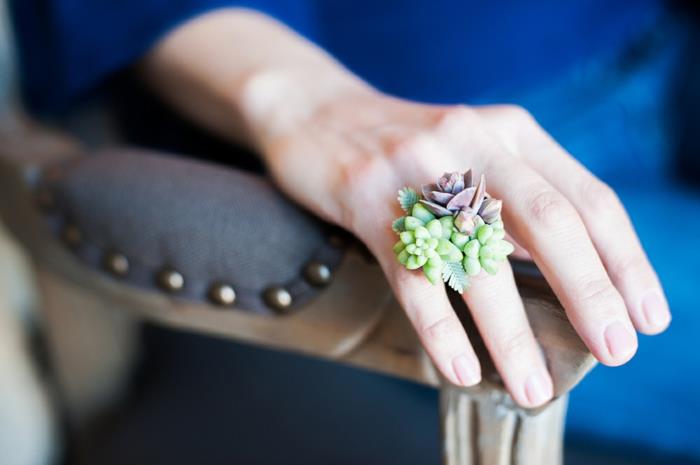 κοσμήματα σχεδιάζουν αληθινά φυτά που εξακολουθούν να μεγαλώνουν δακτυλικά δάχτυλα