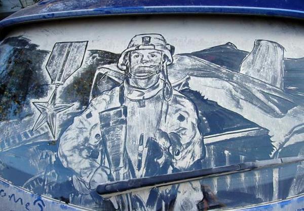 βρώμικα αυτοκίνητα ζωγραφίζουν σκόνη αεροπλάνο