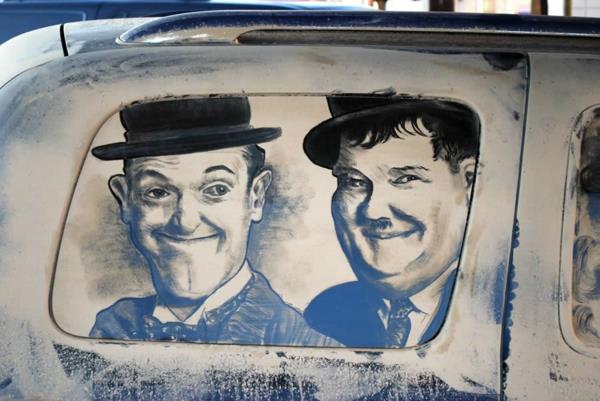 βρώμικα αυτοκίνητα ζωγραφιές σε σκόνη δάφνη hardy