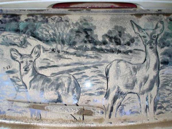 βρώμικα αυτοκίνητα ζωγραφίζουν ελάφια με σκόνη