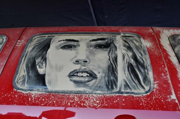 βρώμικα αυτοκίνητα ζωγραφιές σε σκόνη όμορφη κυρία