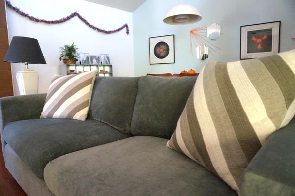ωραία κόλπα διακόσμησης για εσωτερική διακόσμηση ρίξτε μαξιλάρι καναπέ σε σκούρο χρώμα