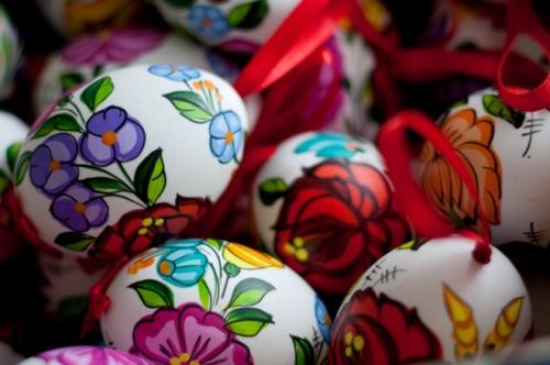 Πασχαλινά αυγά ανοιξιάτικα λουλούδια ανθίζουν αντλούν κορεσμένα χρώματα