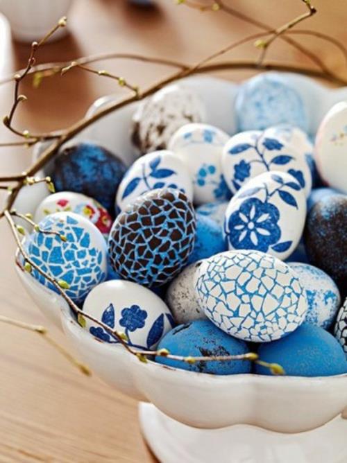 όμορφα πασχαλινά αυγά άνοιξη λουλούδια μοτίβο μπλε λευκό