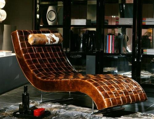 ο ελκυστικός καναπές σχεδιάζει γραμμές με ηχοειδή σχήματα