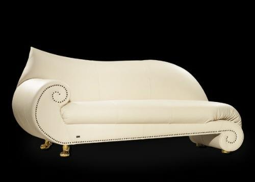 όμορφος ελκυστικός καναπές σχεδιάζει δερμάτινα βρώμικα λευκά πόδια