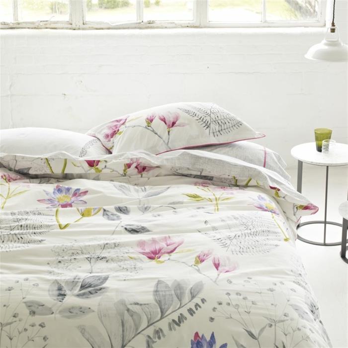 όμορφο κρεβάτι κρεβατοκάμαρα λουλουδάτο μοτίβο φωτεινό εσωτερικό