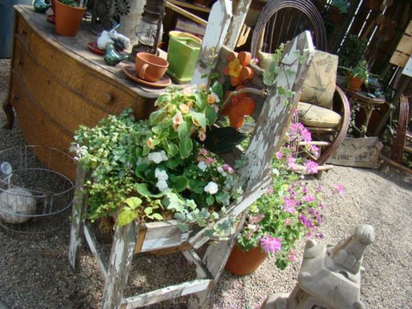 όμορφα λουλούδια και ιδέες κηπουρικής ξύλινη καρέκλα