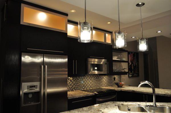 όμορφα δροσερά κρεμαστά φώτα στην κουζίνα κουζίνα νησί σκούρο σχέδιο