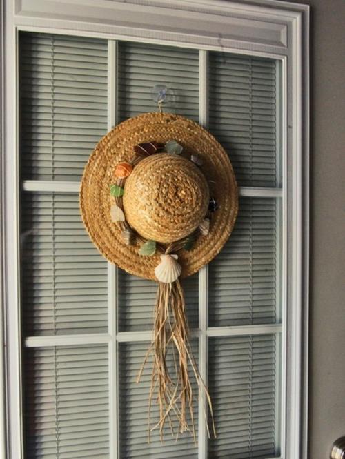 ωραίες ιδέες διακόσμησης με καπέλο στεφάνι πόρτας καπέλων