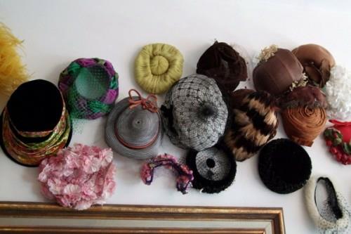όμορφες ιδέες διακόσμησης με καπέλα που κρέμονται στον τοίχο ποικίλλουν