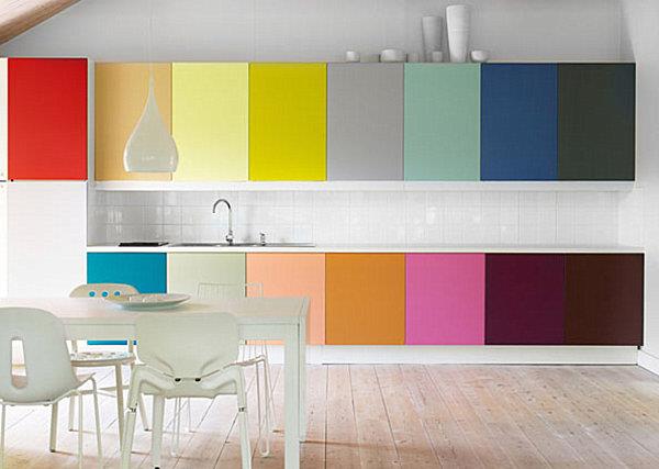 όμορφες ιδέες σχεδιασμού για μικρές κουζίνες χρώματα πολύχρωμες πόρτες ντουλαπιών κουζίνας
