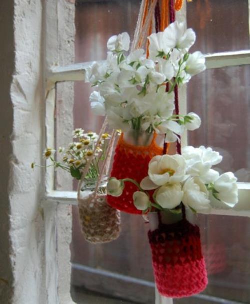 όμορφα φρέσκα λουλούδια βάζο λευκά λουλούδια που κρέμονται από το παράθυρο