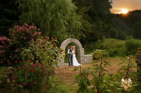 όμορφος γάμος στον κήπο με ένα ηλιοβασίλεμα