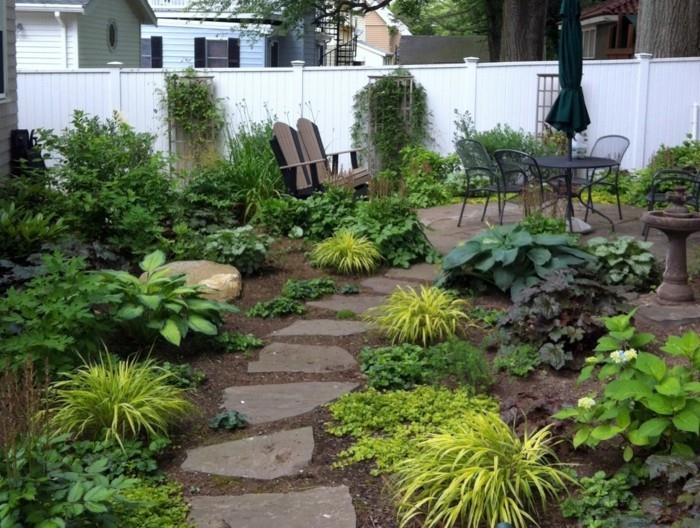 όμορφοι κήποι δημιουργούν έναν άνετο κήπο με πέτρινο μονοπάτι