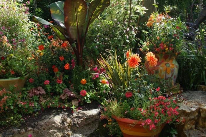όμορφοι κήποι πολλά λουλούδια ανανεώνουν τον εξωτερικό χώρο
