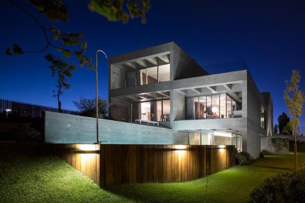 όμορφος φωτισμός σπιτιού - μοντέρνα αρχιτεκτονική