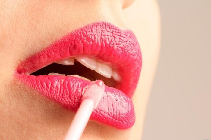 Ομορφύνετε τα κόκκινα χείλη με lip balm και κραγιόν