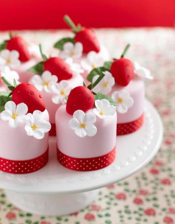 όμορφο μίνι κέικ που διακοσμεί τις φράουλες