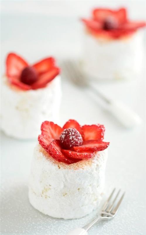 όμορφο μίνι κέικ που διακοσμεί φράουλες