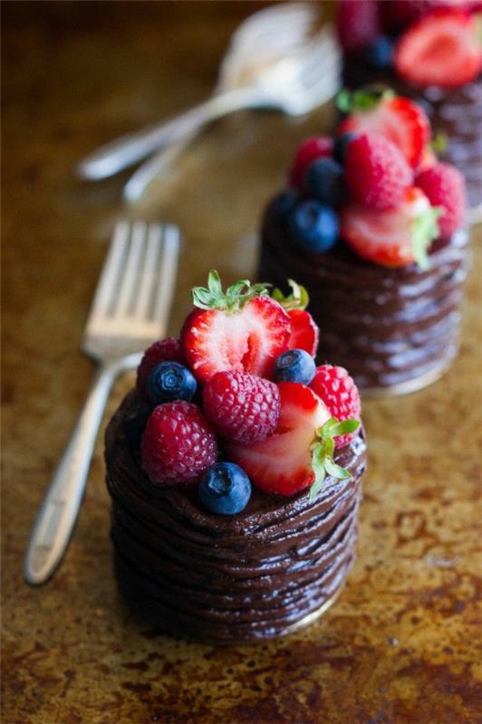 όμορφα μίνι κέικ στολίζουν σοκολάτα φρούτων