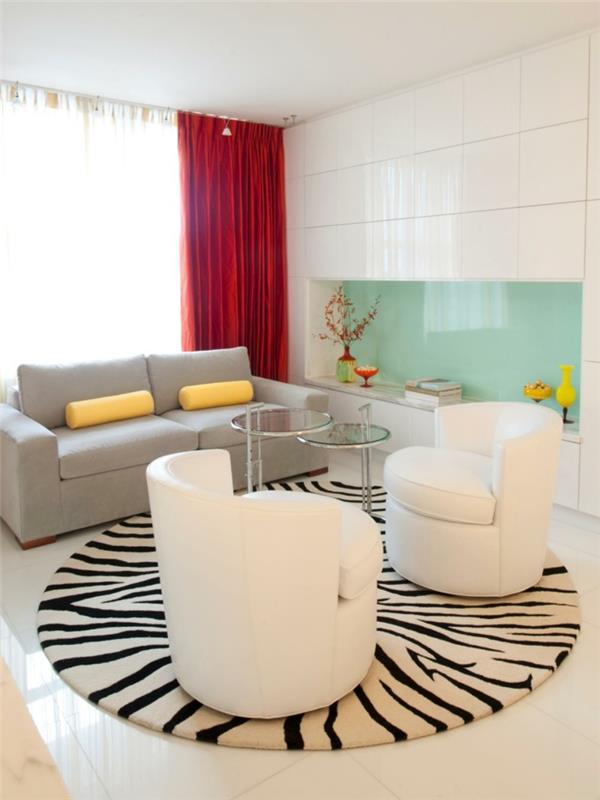 όμορφη πολυθρόνα σαλόνι ασυνήθιστο σχήμα λευκό στρογγυλό χαλί