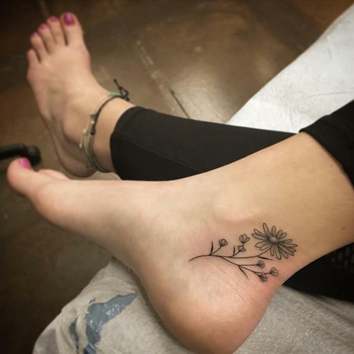 όμορφα τατουάζ στον αστράγαλο λουλουδάτα και θηλυκά