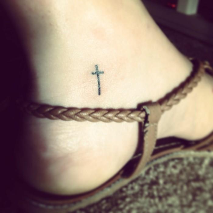 ωραία τατουάζ στον αστράγαλο παίρνουν σταυρό