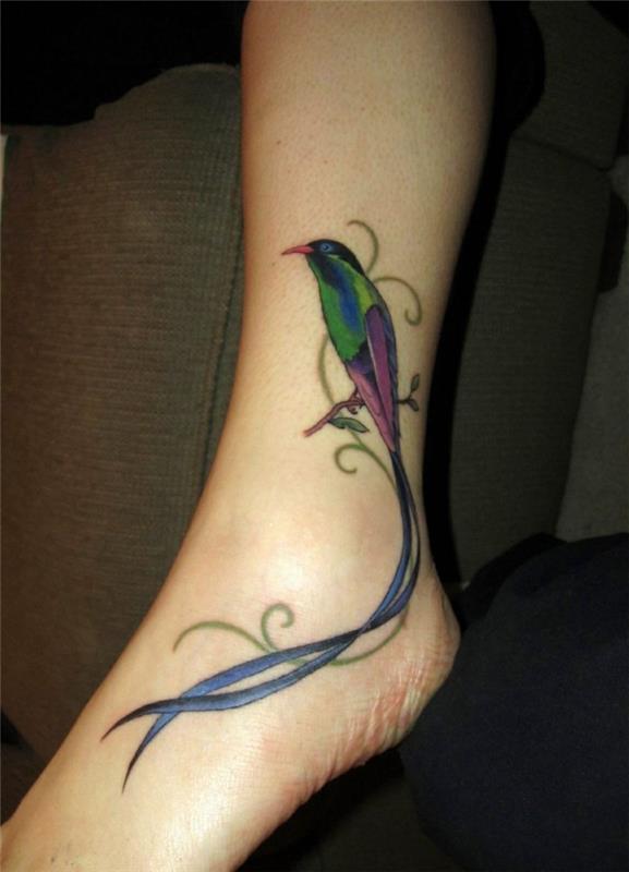 όμορφα τατουάζ στον αστράγαλο του πουλιού με floral στοιχεία