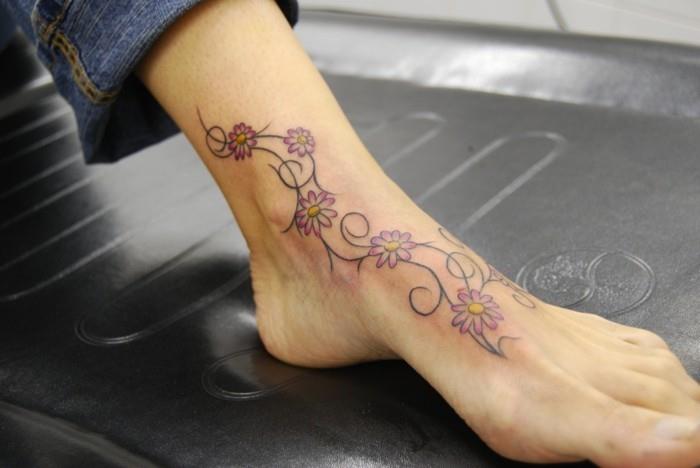 όμορφα τατουάζ για τα λουλούδια με χρώμα στον αστράγαλο