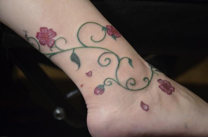 όμορφα τατουάζ για τον αστράγαλο με λουλουδάτα μοτίβα