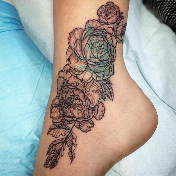 όμορφα τατουάζ για γυναίκες λουλούδια στον αστράγαλο