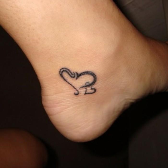 όμορφα τατουάζ για γυναικείες καρδιές στον αστράγαλο