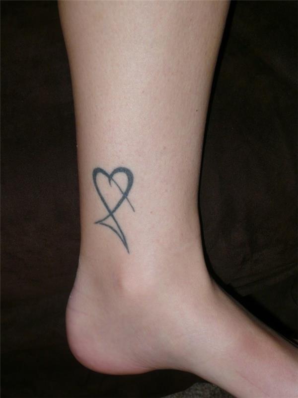 όμορφα τατουάζ παίρνουν μια καρδιά στον αστράγαλο