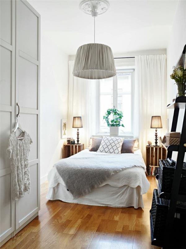 υπνοδωμάτιο σκούρου παραθύρου Σκανδιναβική κρεβατοκάμαρα με αέρινες κουρτίνες