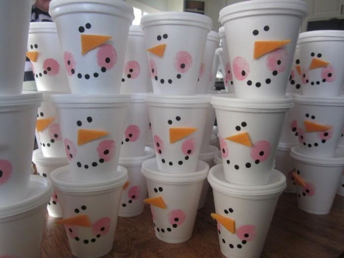χιονάνθρωποι φτιάχνουν πλαστικά ποτήρια με παιδιά