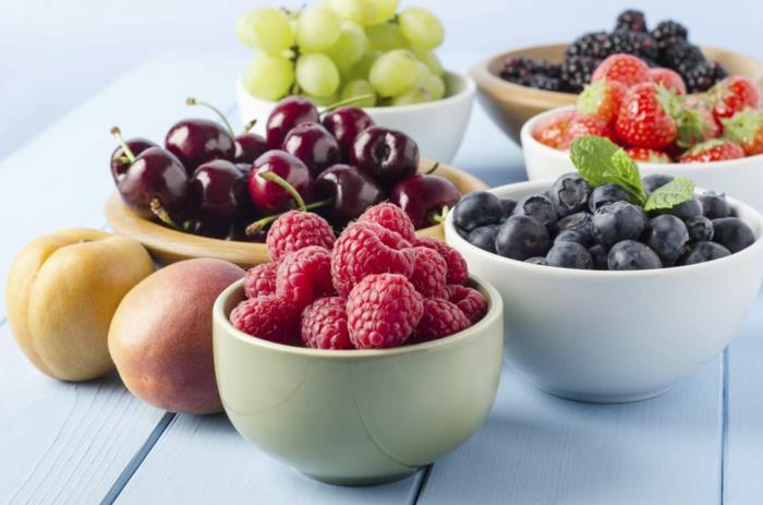 χάστε βάρος γρήγορα και υγιεινά υγιεινή κατανάλωση φρέσκων φρούτων tfruits σμέουρα βατόμουρα κεράσια σταφύλια ροδάκινα