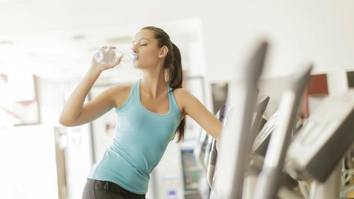 χάστε βάρος γρήγορα και υγιεινά τα αθλήματα πίνουν νερό