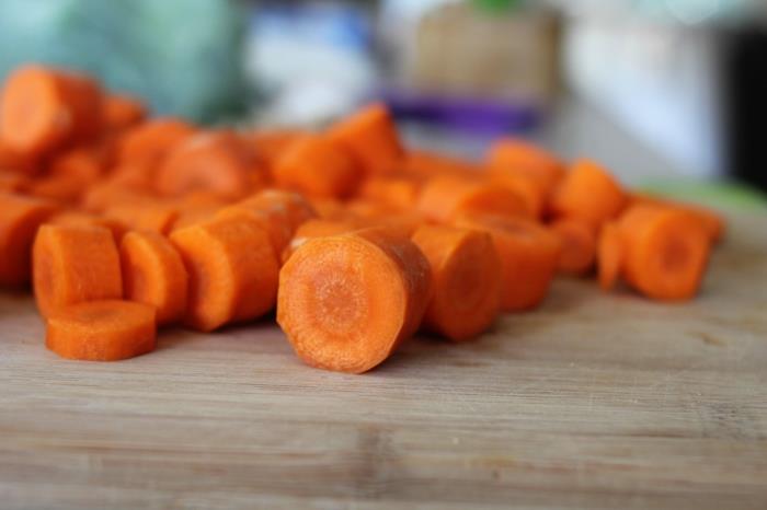 η γρήγορη υγιεινή διατροφή ικανοποιεί μικρά καρότα πείνας