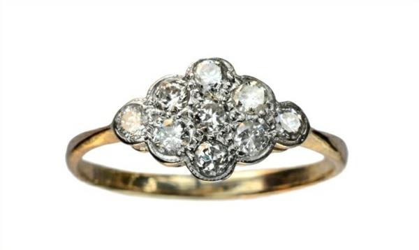όμορφο δαχτυλίδι αρραβώνων χρυσό δαχτυλίδι αρραβώνων που χέρι