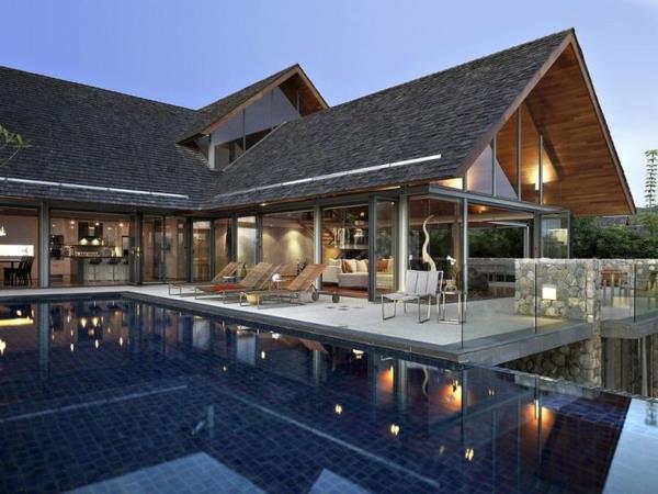 όμορφο σπίτι με γυάλινες προσόψεις και πισίνα