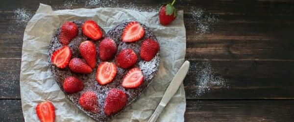 σοκολατένιο κέικ με φράουλες κερί ελαφρύ δείπνο
